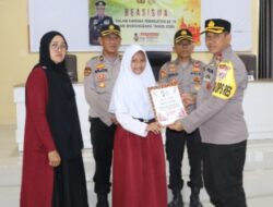 HUT Bhayangkara Ke-78, Polres Pringsewu Berikan Beasiswa Kepada Tiga Siswa Berprestasi