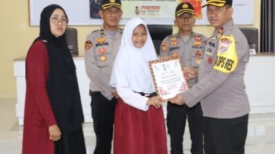 HUT Bhayangkara Ke-78, Polres Pringsewu Berikan Beasiswa Kepada Tiga Siswa Berprestasi